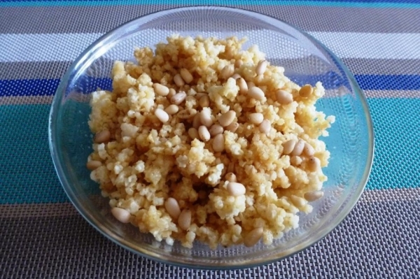 Пшоняна каша з корицею і кедровими горішками