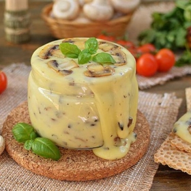 Домашній плавлений сир з печерицями