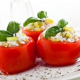 Помідори, фаршировані курятиною, рисом і печерицями