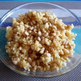 Пшоняна каша з корицею і кедровими горішками